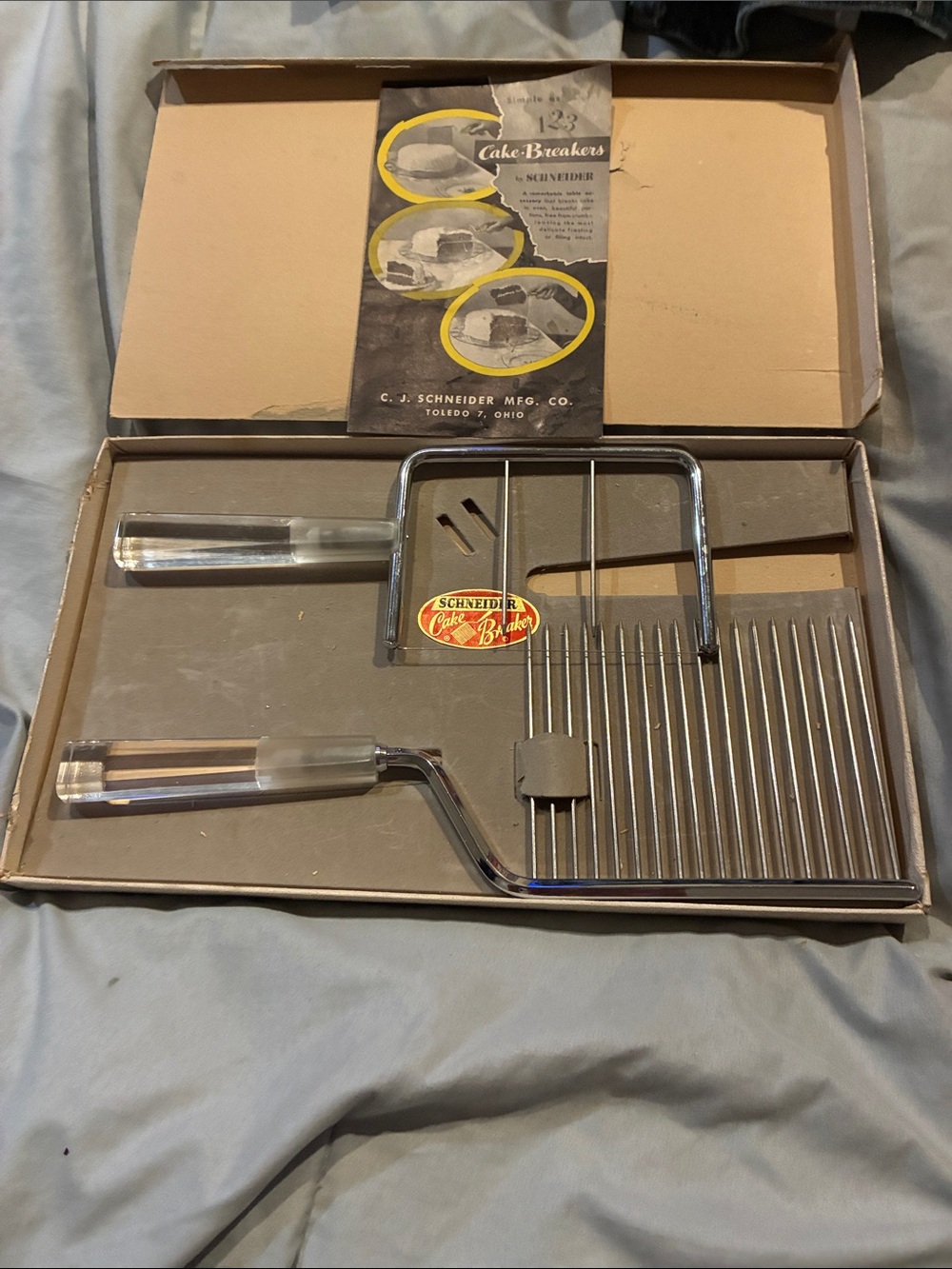 Schneider Chrome and Clear Cake Slicer with Handle Accents